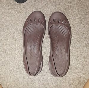 Brown crocs flats !